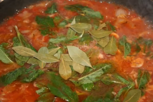 Sauce à la tomate concassée avec menthe et feuilles de laurier