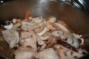 Seiche, oignon et lardons flambés dans la casserole