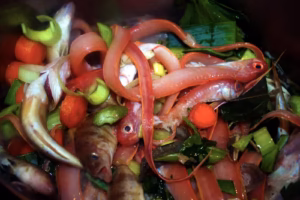 Poissons et légumes taillés ensemble dans la casserole de soupe sétoise