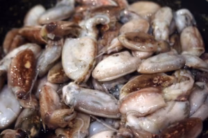 Supions entiers et lavés au début de la cuisson dans la poêle