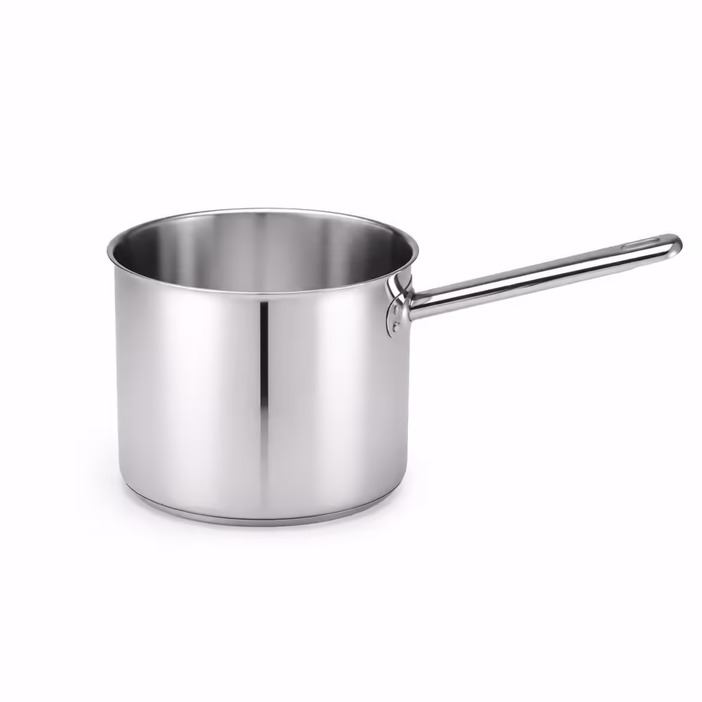 Grande casserole en inox à long manche sur fond blanc
