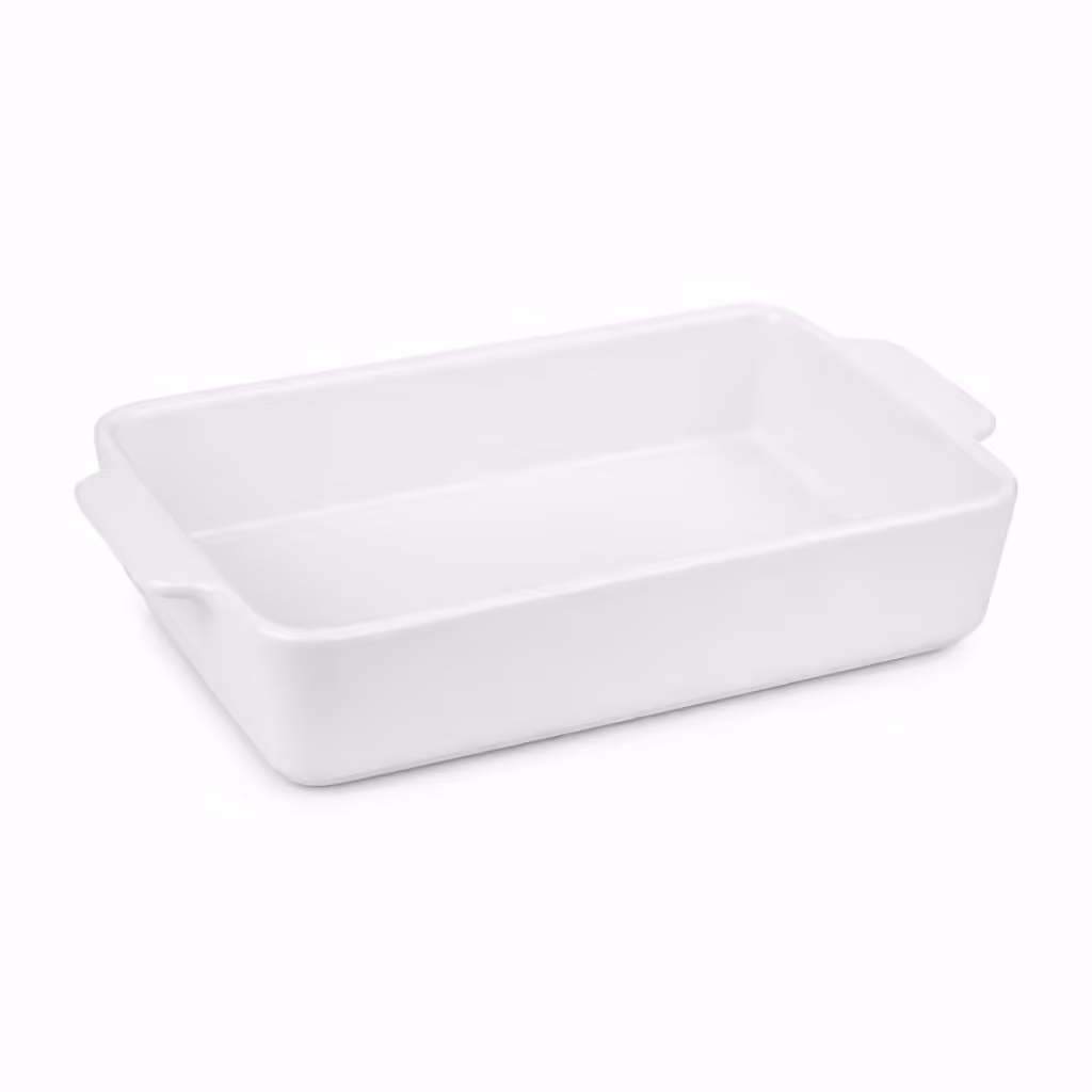 Plat à four rectangulaire en céramique blanche isolé sur fond blanc