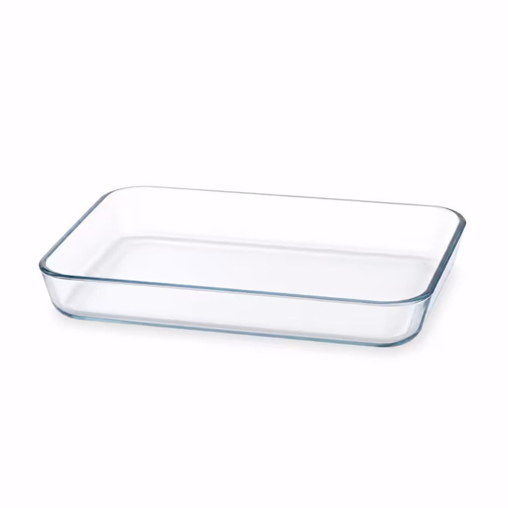 Plat rectangulaire en verre pour mariner isolé sur fond blanc