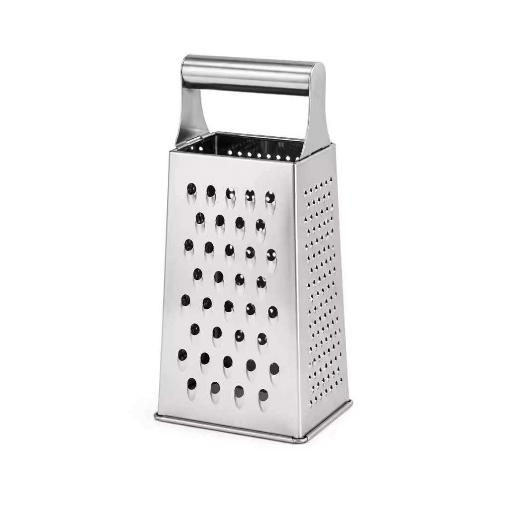 Râpe de cuisine en acier inoxydable à quatre faces sur fond blanc