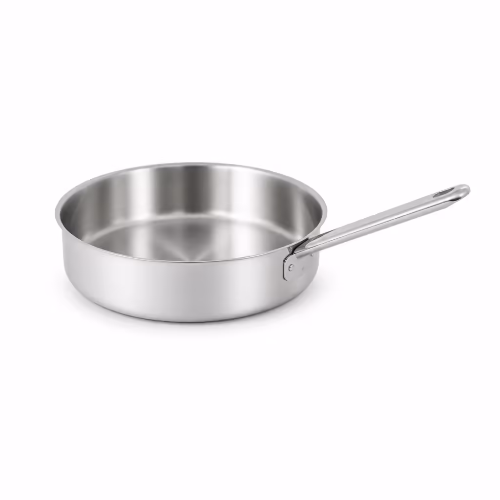 Sauteuse en inox large et peu profonde sur fond blanc
