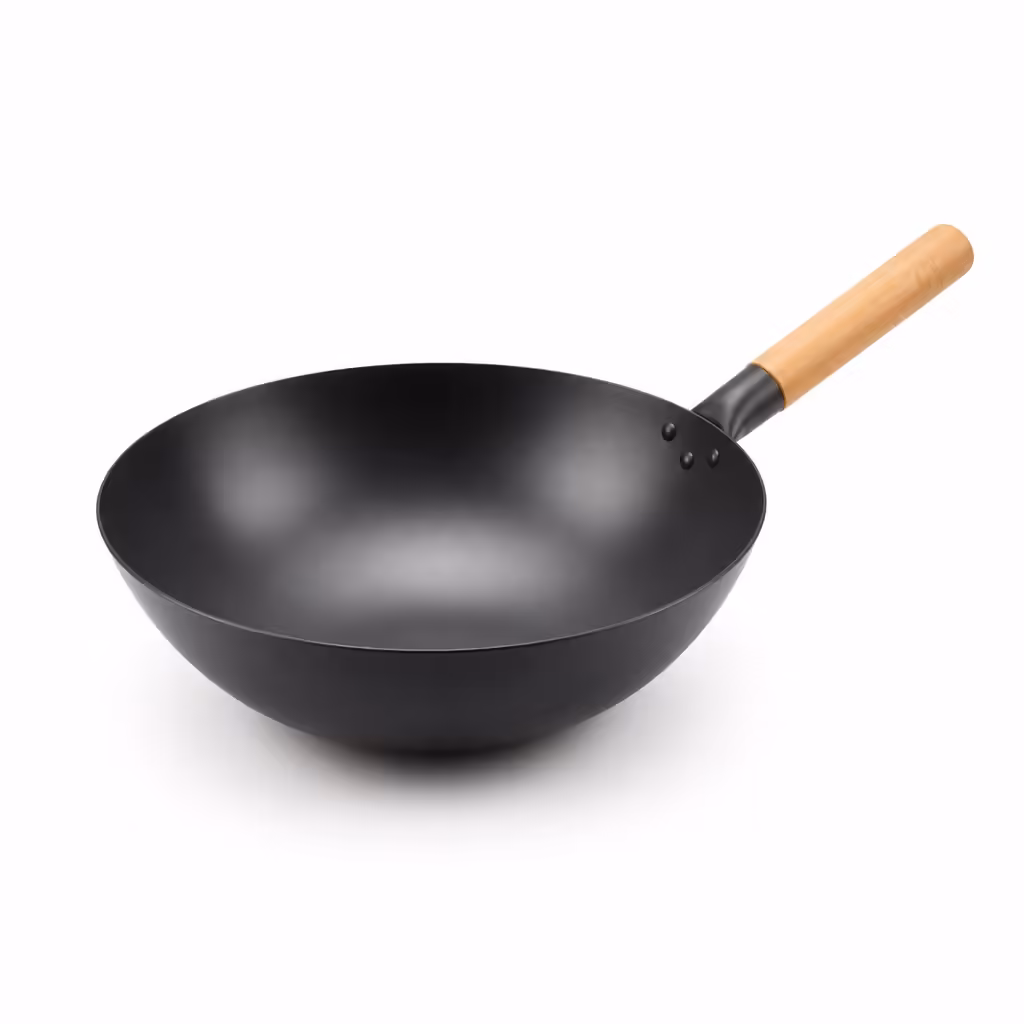 Wok en acier noir avec manche en bois sur fond blanc