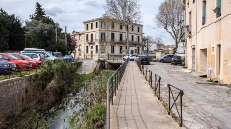 La Vène et sa passerelle dans le centre du village de Montbazin