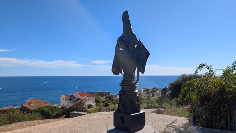 Sculpture en bronze Octo de Johan Creten sur son socle, avec la mer derrière, au Jardin du Sémaphore à Sète