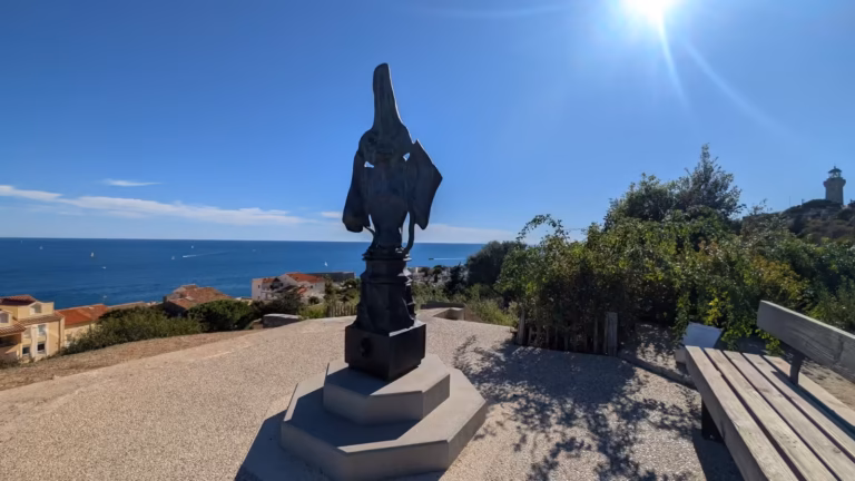 La sculpture Octo, un banc et la mer au Jardin du Sémaphore
